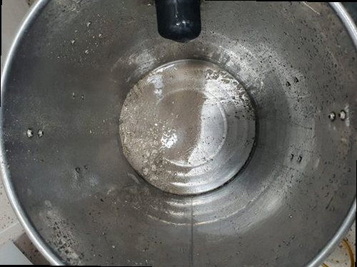 동안구 하수구막힘 배수구 주변에 물이 고이고 배수가 느려진 상태를 확인하는 모습